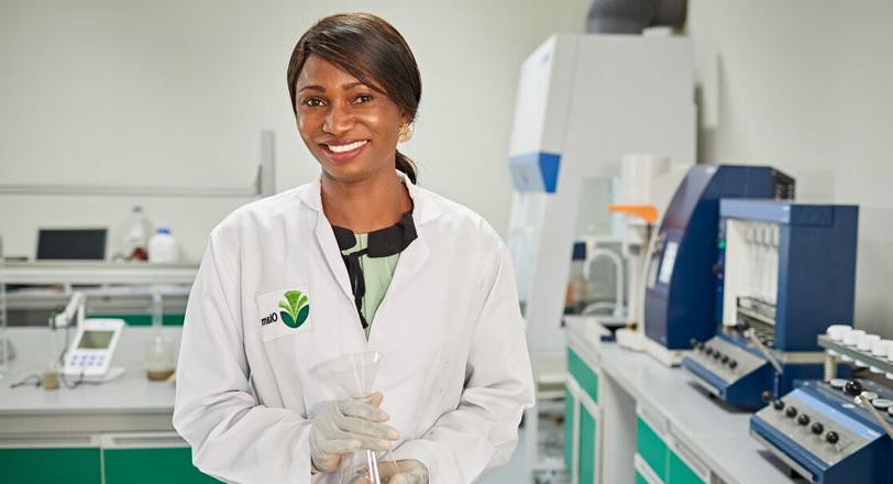 A female cocoa employee in an innovation laboratory, 推荐买球平台.